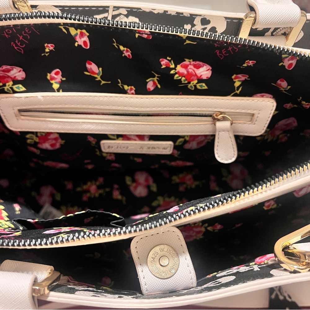 White Skull Embossed Handbag - Picture 5 of 13